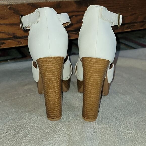 Beautiful Like New Charlotte Russe White Sandal 5" Heels! - Picture 5 of 12